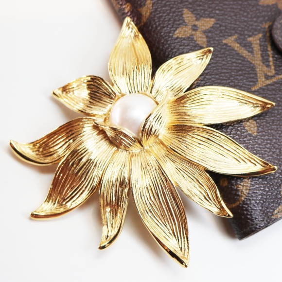 SOLD 🛒 🛍 GIVENCHY FAUX PEARL GOLD FLORAL BROOCH - Picture 4 of 8